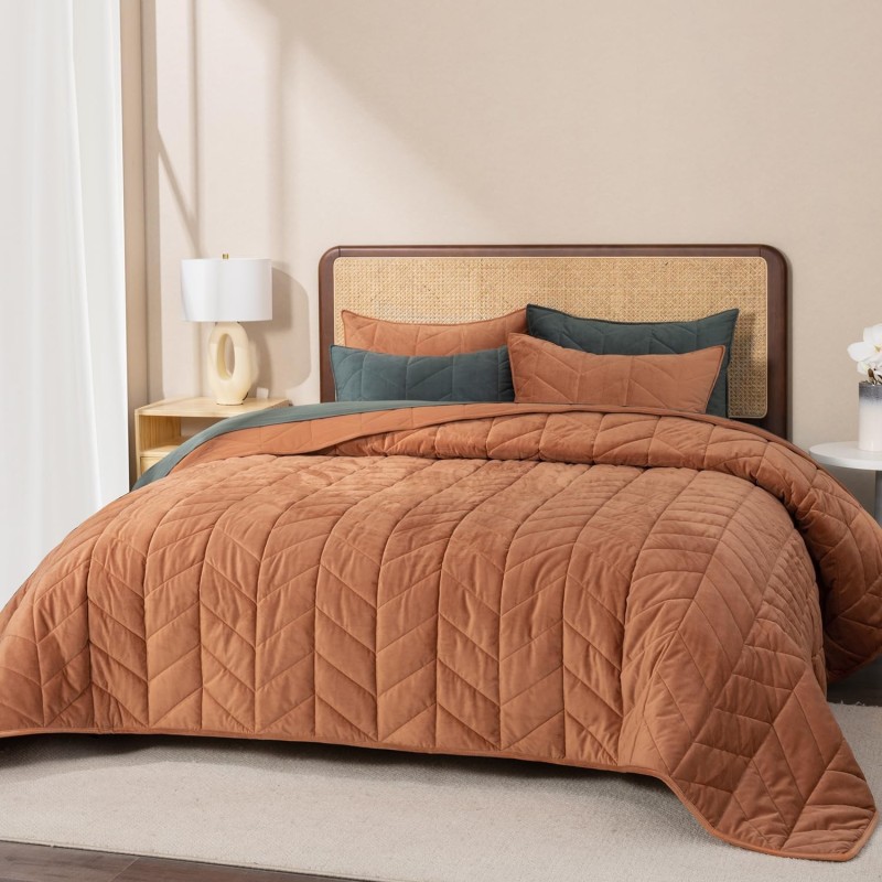 EVERGRACE 3 Pieces Luxurious Queen Velvet Quilts, Ultra Soft Lightweight Velvet Comforter Set, Matelasse Oversized Bedspread Coverlet for All Season with 2 Shams, Burnt Orange, 92"x96"